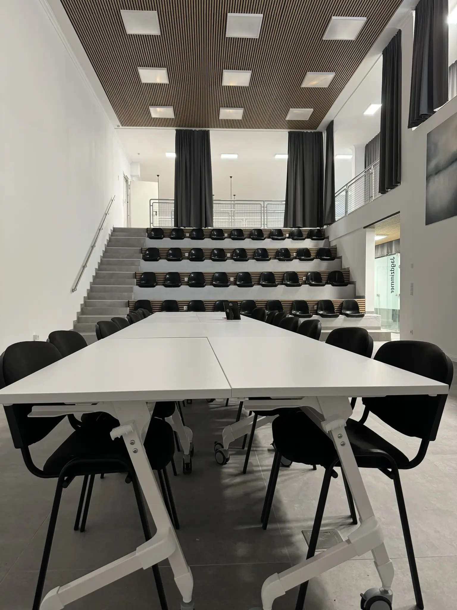 Multifunktionsraum mit Tribüne. flexibler Bestuhlung und Präsentationstechnik